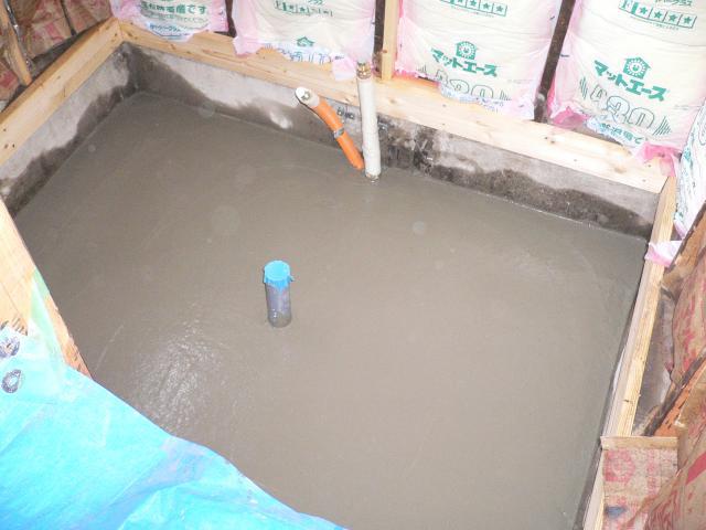 栃木小山　浴室内土間にコンクリートを流し込み完了